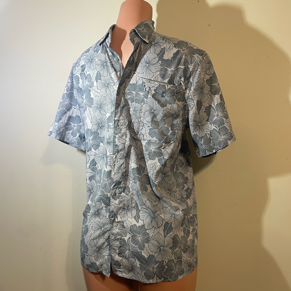 Under Armour button down‎ shirt Men’s small Gray/white short sleeve snap collar